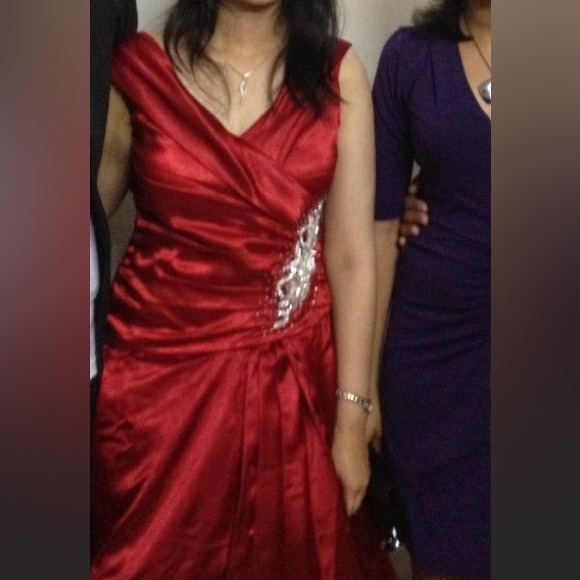 Beautiful red gown - Picture 2 of 6